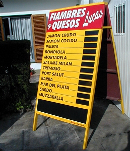 Carteles de pie tipo caballete o libro en zona oeste